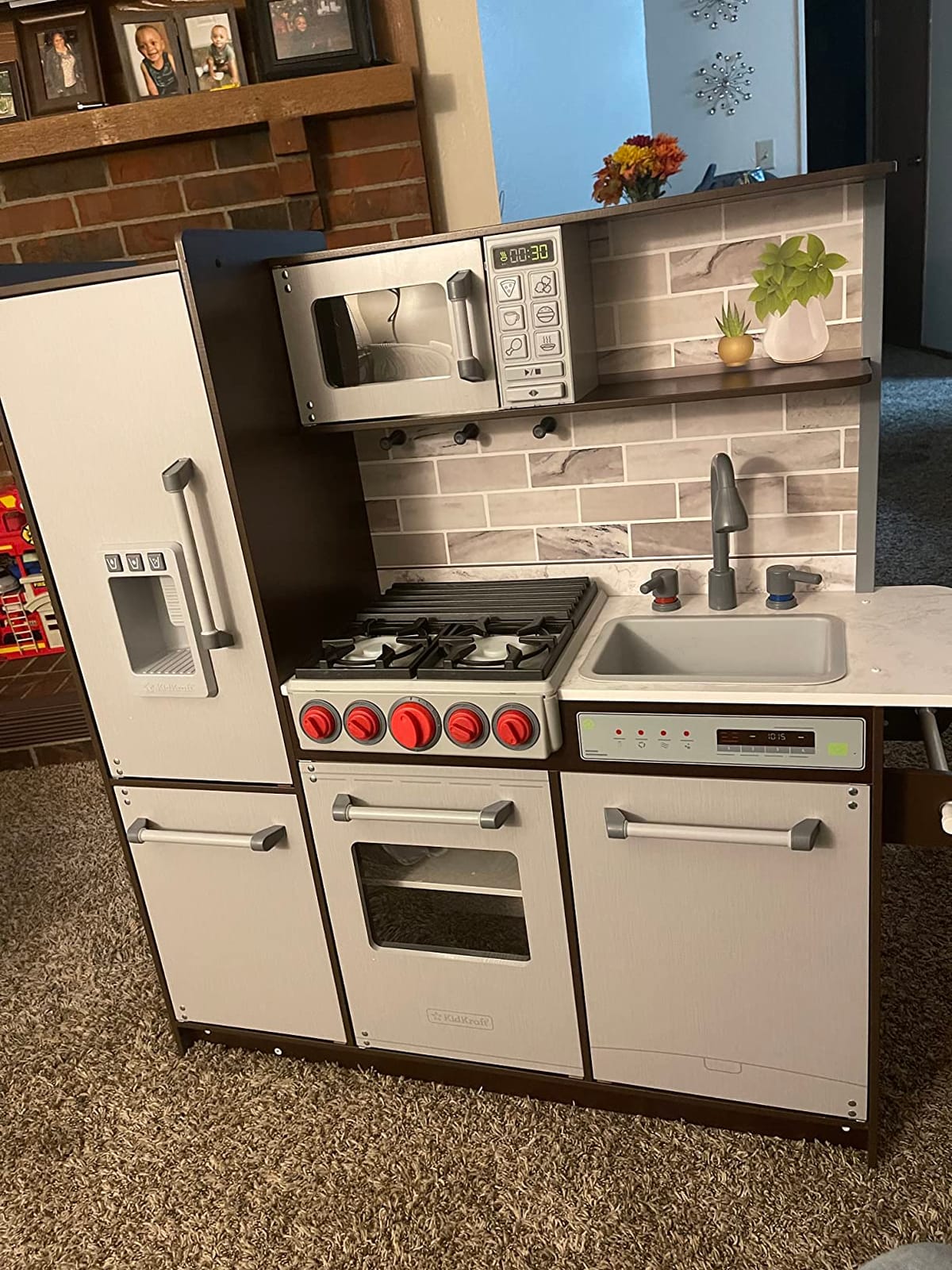 KidKraft Uptown Elite Espresso Play Kitchen with EZ Kraft Assembly™, Lights and Sounds, Working Ice Maker and Click and Turn Knobs, Gift for Ages 3+ customer photo 2