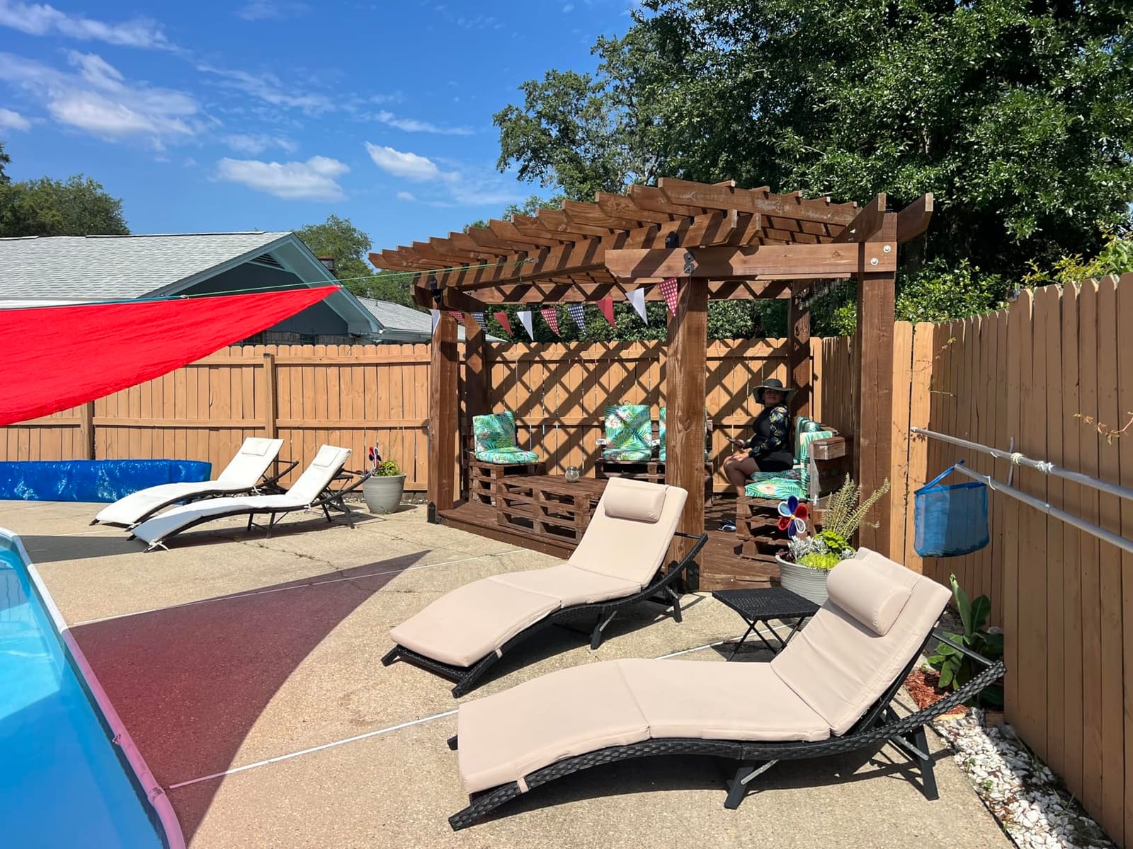 Devoko Patio Chaise Lounge Sets Outdoor Rattan Adjustable Back 3 Pieces Cushioned Patio Folding Chaise Lounge with Folding Table (Beige) customer photo 2