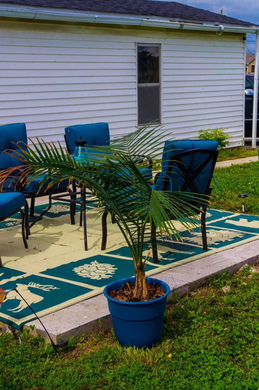 VINGLI Glass Patio Table with Umbrella Hole, 32