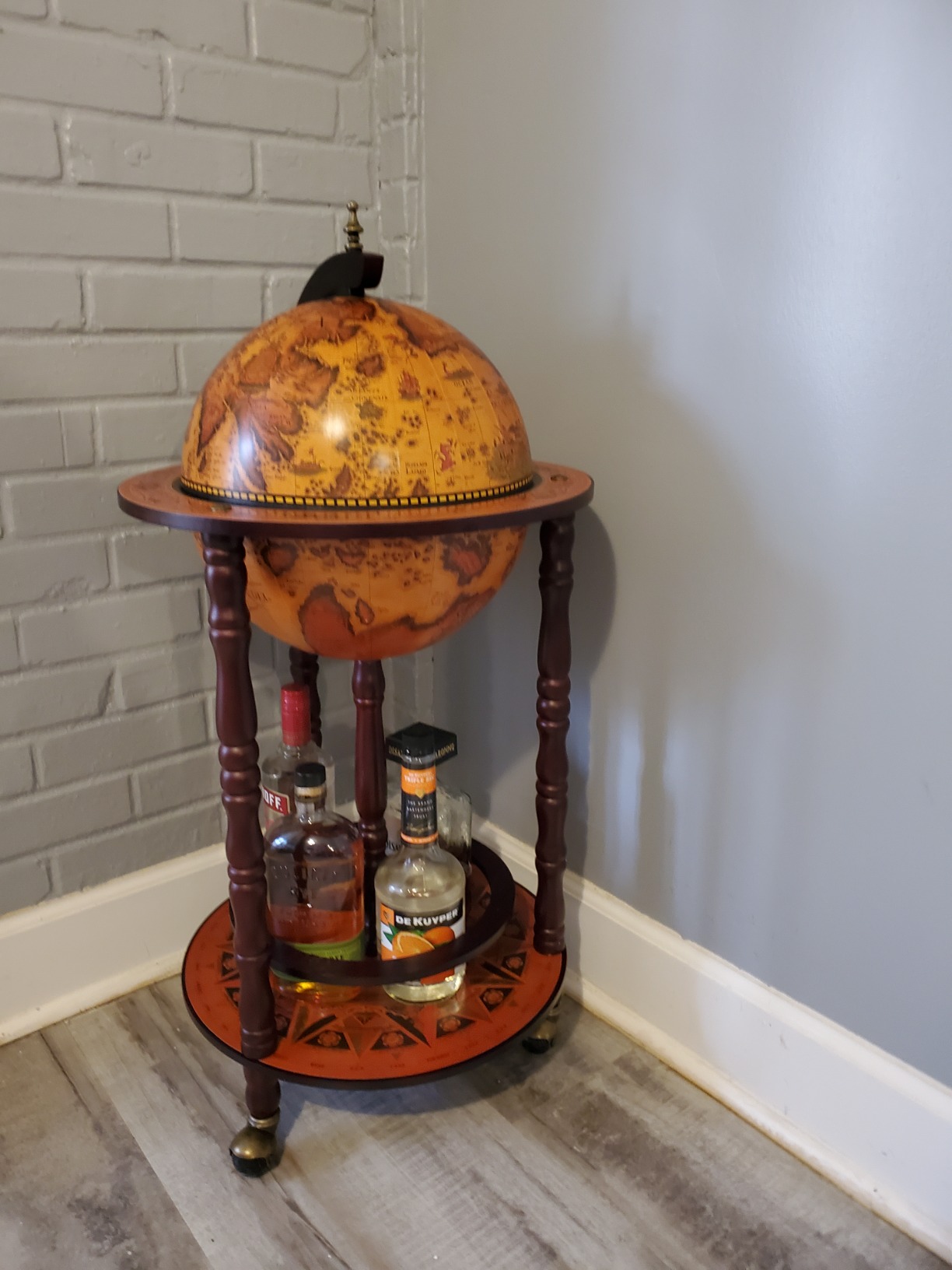 HAPPYGRILL Globe Bar, 17.5” Wine Bar Stand Italian Wooden Globe Wine Cart Liquor Bottle Shelf, 16th Century Retro Wine Cupboard with Wheels for Dining Room Living Room, Retro Brown customer photo 1