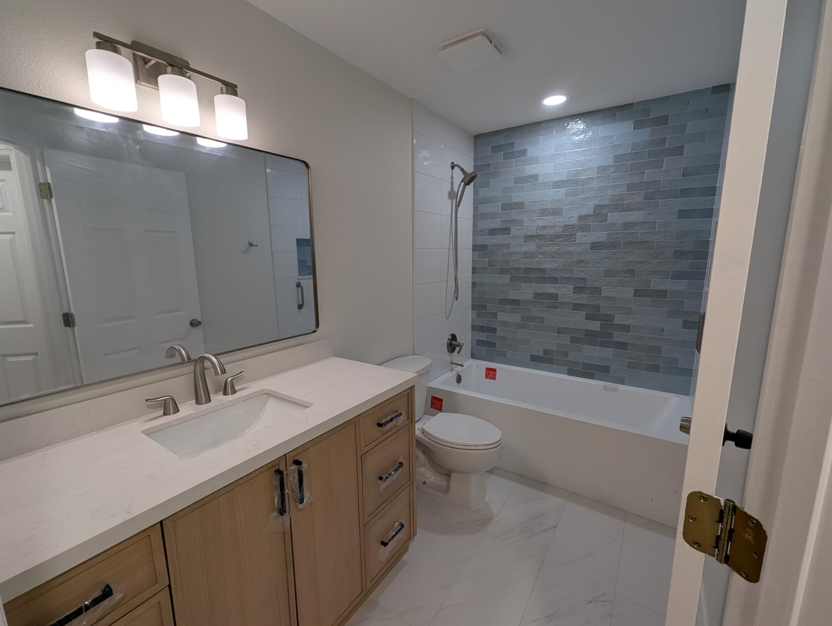 Fine Fixtures Acrylic, Fiberglass Alcove Soaking Bathtub with Integral Apron Front in Glossy White - Right Hand Drain, 60