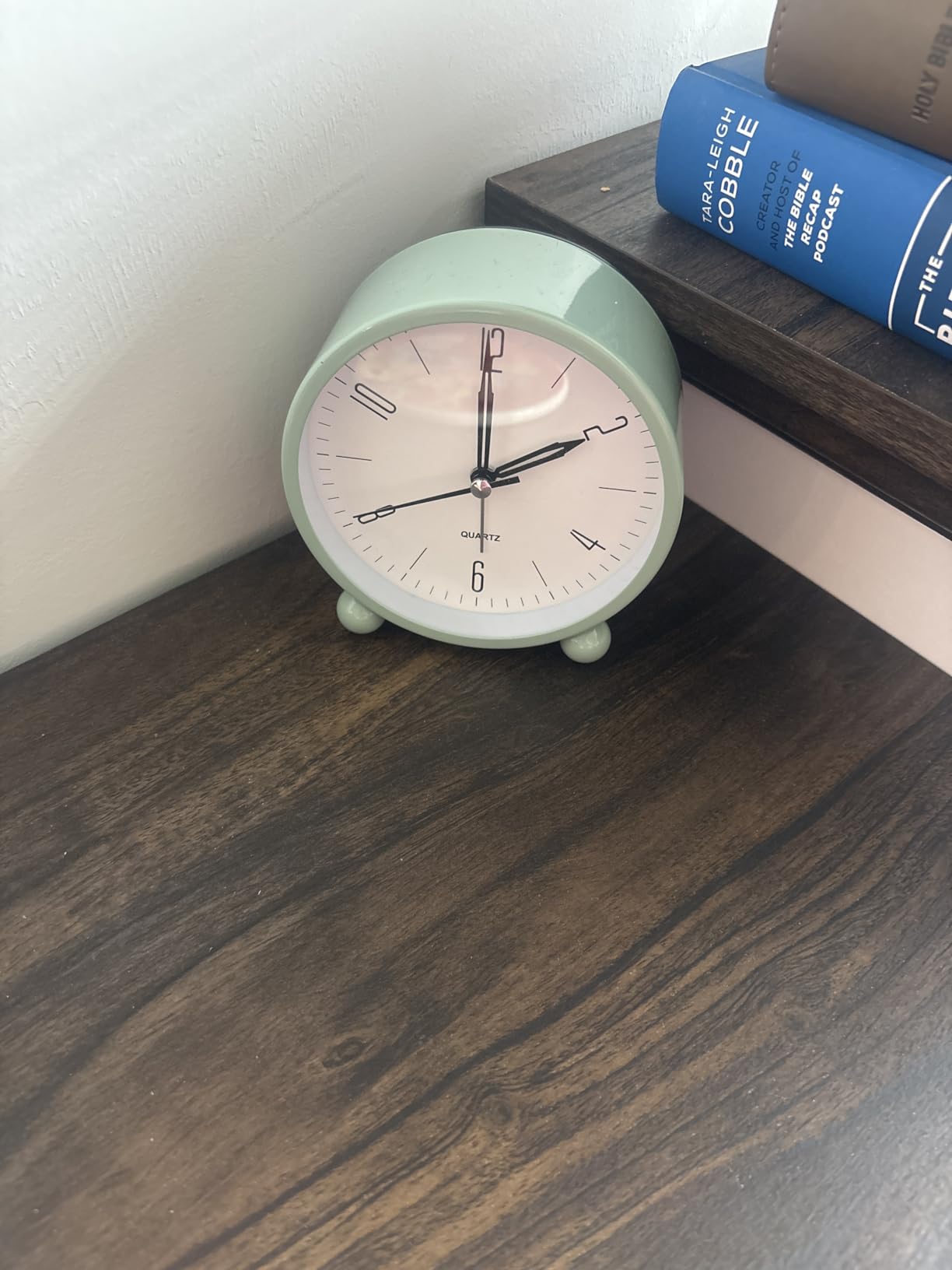 JALL Analog Alarm Clock, 4 inch Super Silent Non Ticking Small Clock with Night Light, Battery Operated, Simple Design, Old Fashioned Style Ideal Decor, for Bedroom, Bedside, Desk, Adult, Gift, Green customer photo 1