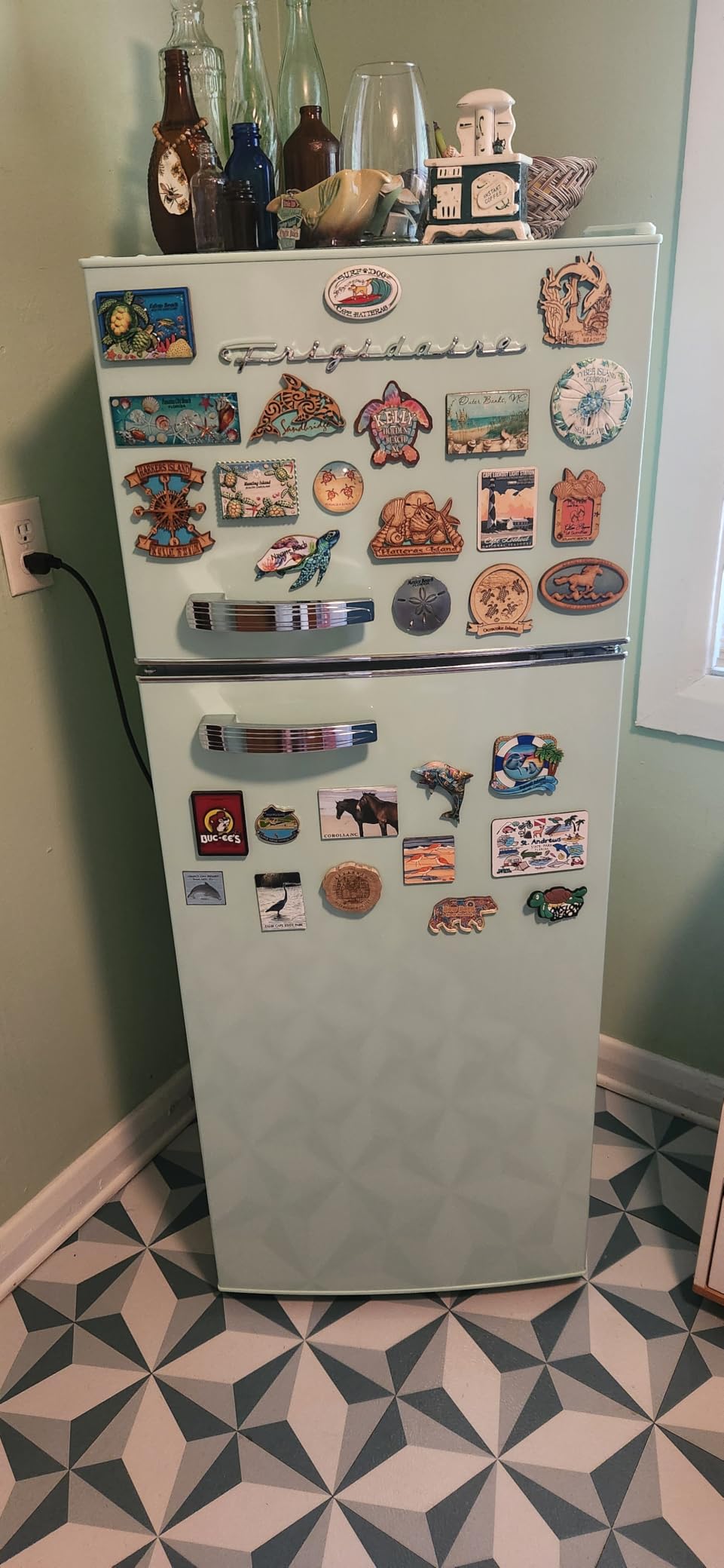 Frigidaire Retro Top Mount Upright Fridge-Freezer Combo, Apartment Size Fridge with Freezer 7.5 cu. ft. capacity - 23.2