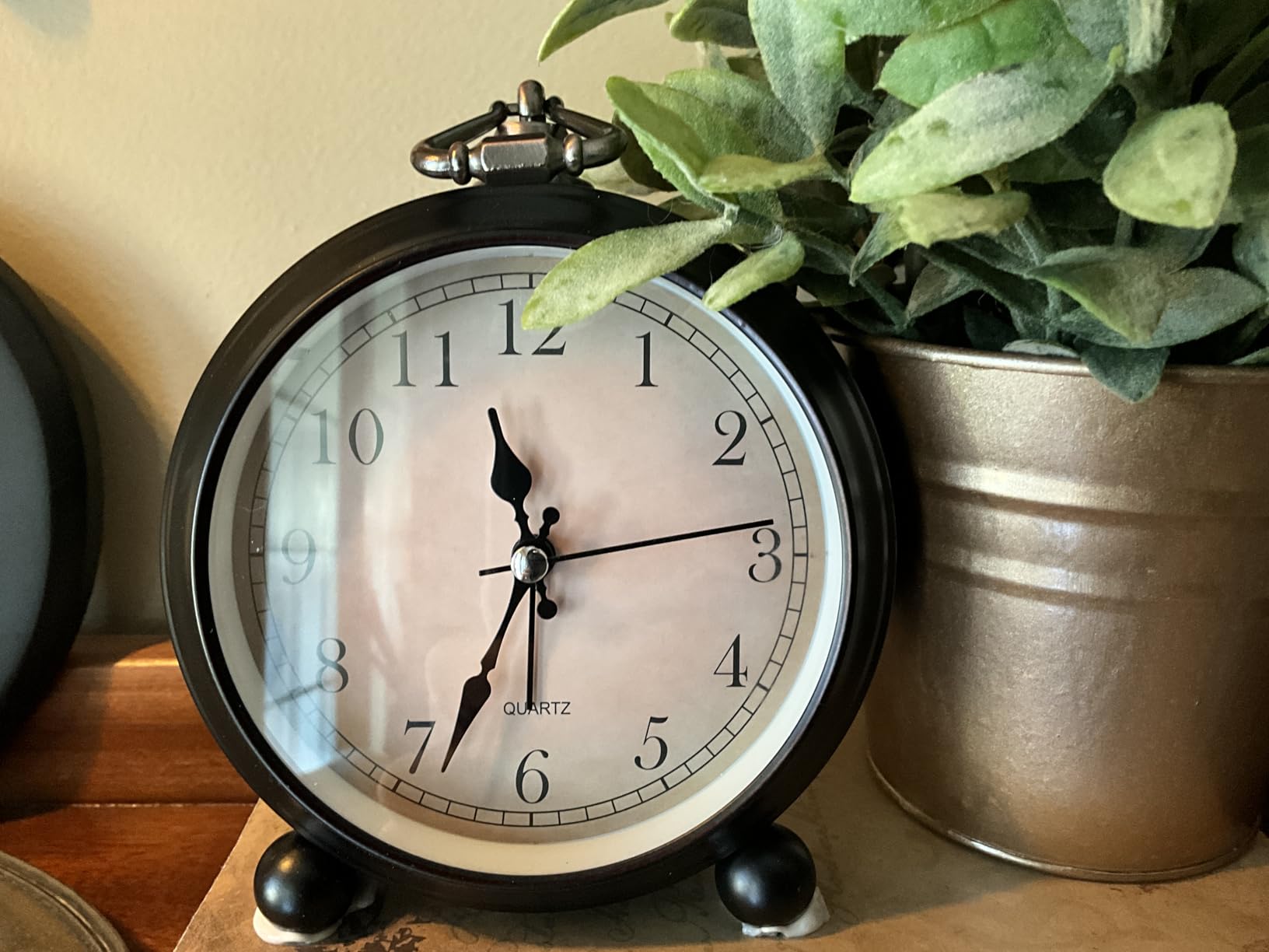 TooTa Vintage Retro Analog Alarm Clock, 4.5 inch Super Silent Non Ticking Small Clock with Night Light, Battery Operated, Simply Design, for Living Room, Bedroom, Bedside, Desk, Gift Clock (Arabic) customer photo 2