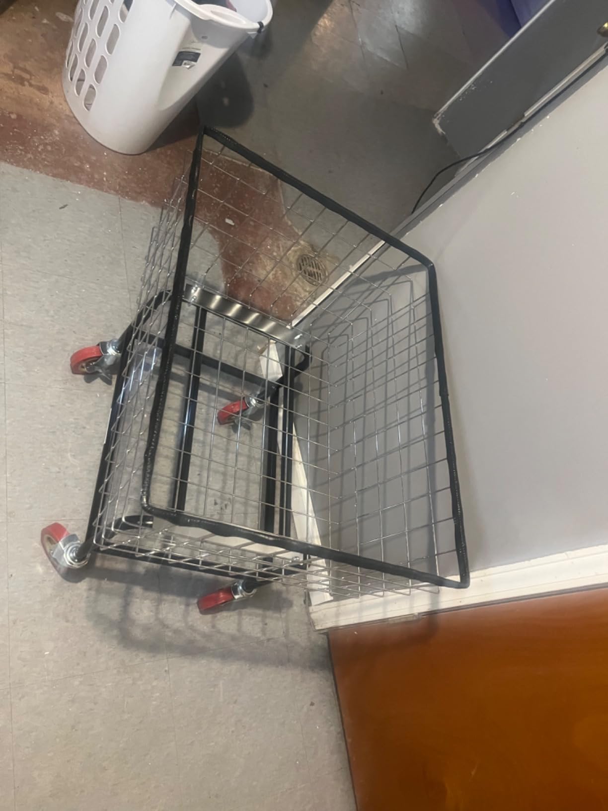 VEVOR Wire Laundry Cart 2.8 Bushel Wire Laundry Basket with Wheels customer photo 2