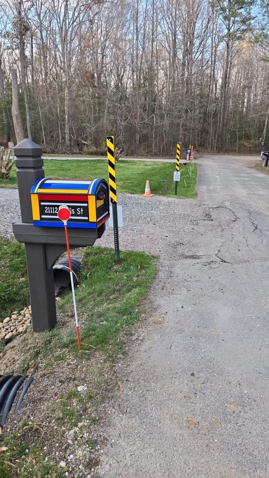 Step2 Lakewood Mailbox and Post Kit, Standard Size, Weather-Resistant Resin, Magnetic Door, Newspaper Holder, Black/Brown customer photo 2