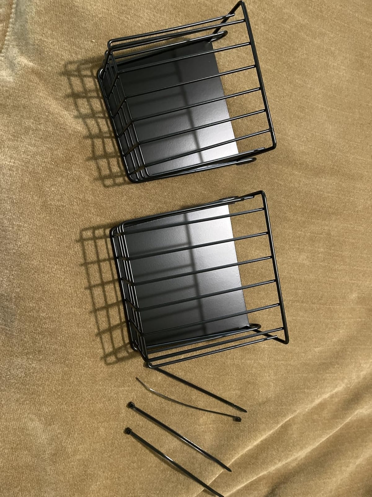 Guinea Pig Hay Feeder，Rabbit Hay Feeder with Heavy-Duty Metal Frame Hay Holder，for Bunny, Guinea Pigs,Chinchillas-6.9x4.7x6.6 inch customer photo 1