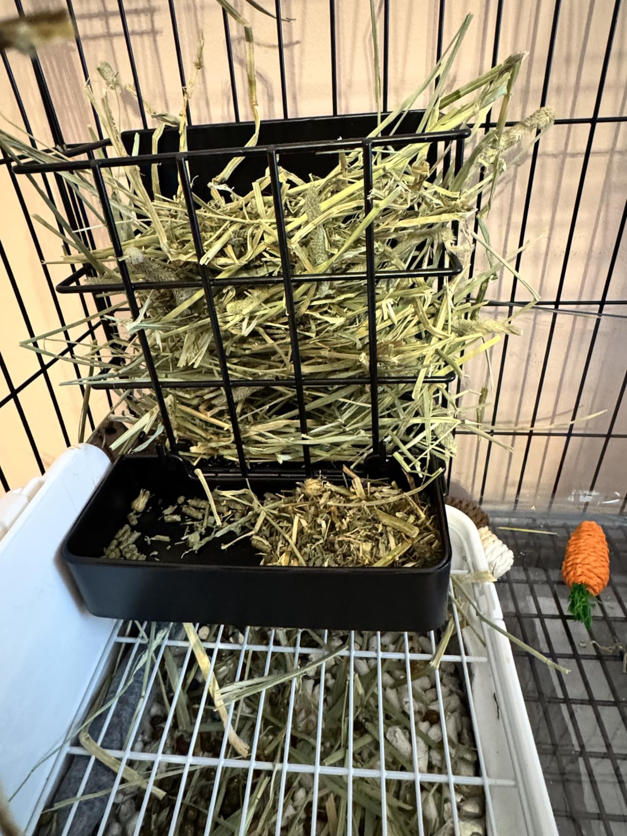 Guinea Pig Hay Feeder，Rabbit Hay Feeder with Heavy-Duty Metal Frame Hay Holder，for Bunny, Guinea Pigs,Chinchillas-6.9x4.7x6.6 inch customer photo 2