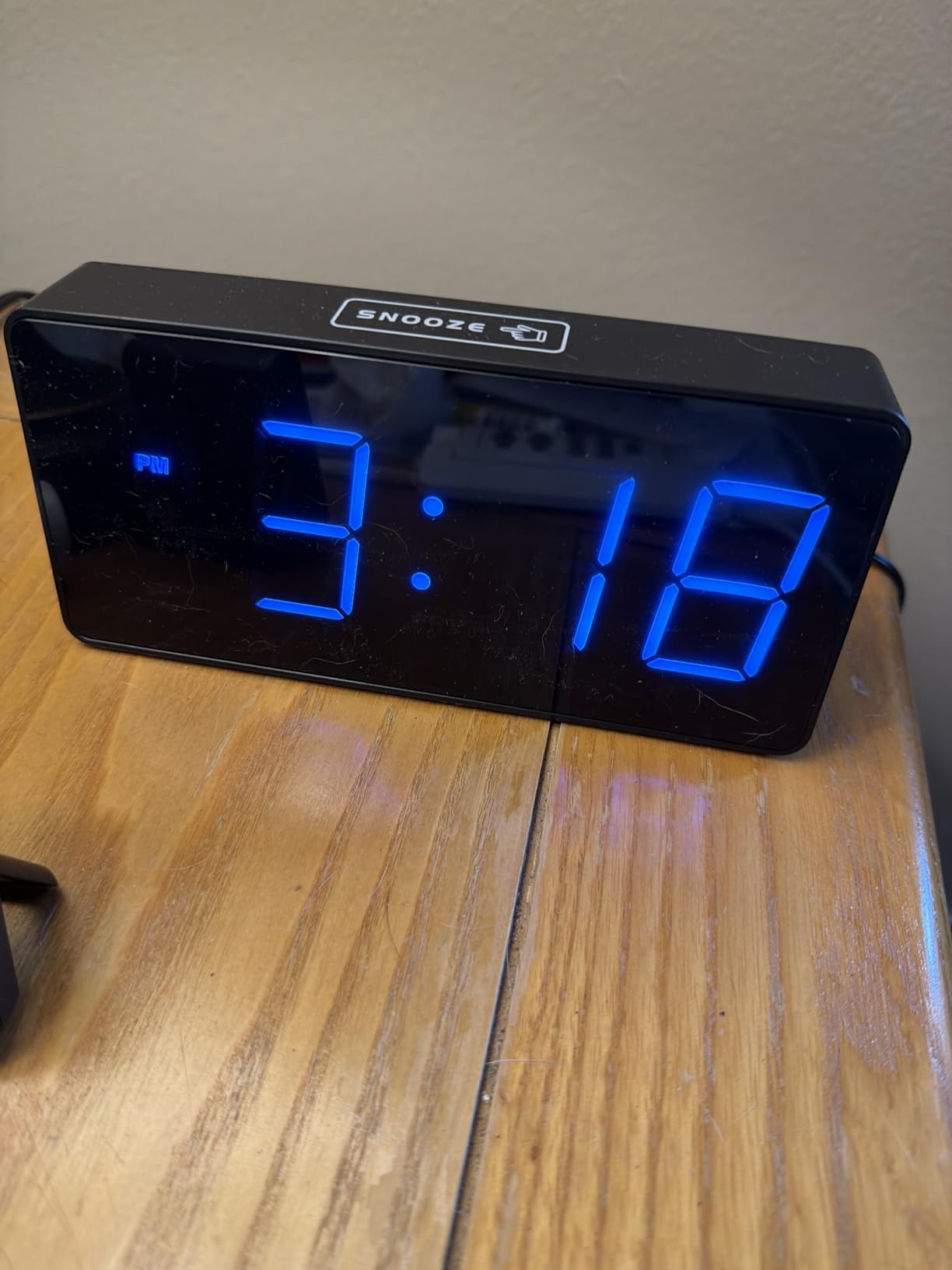 Peakeep Digital Alarm Clock for Bedroom Bedside, Large Display, USB Charger customer photo 1