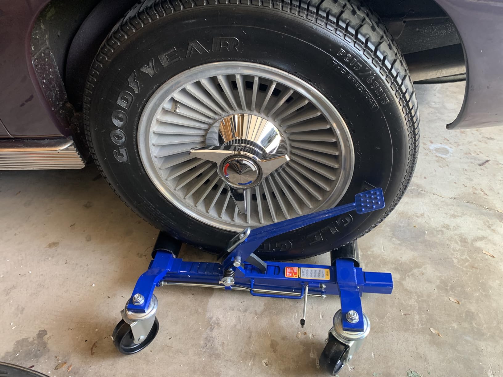 TUFFIOM Car Wheel Dolly Jack Set of 4, Mechanical 6000-lbs Car Skates, 12'' Wheel Vehicle Positioning Jack, Heavy Duty Rollers with Ratcheting Foot Pedal for Tire Auto Repair Moving, Blue customer photo 1
