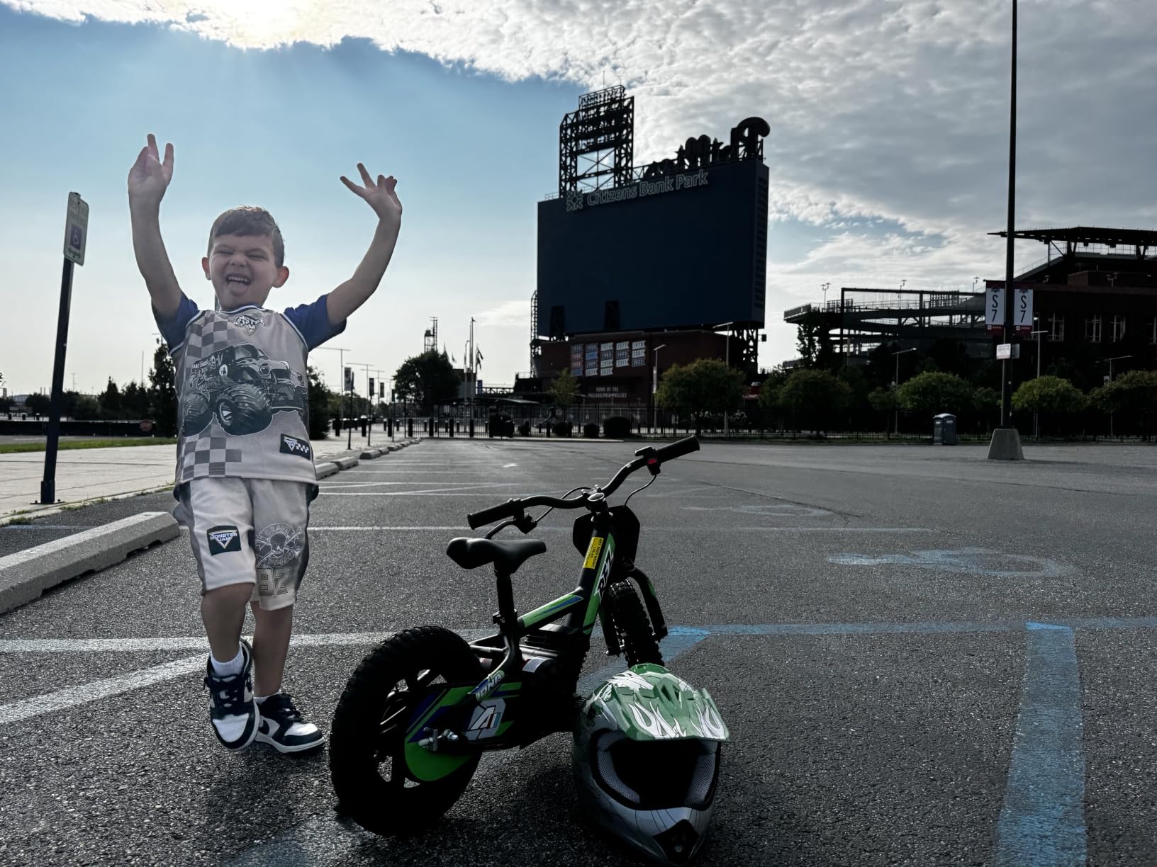 AIII Lightweight Electric Dirt Bike for Kids, 170/340W Electric Motorcycle Up to 10/12MPH, 24V Detachable Battery, Hand-Operated Dual Brakes Electric Balance Bike for Ages 3-6/5-12 customer photo 1