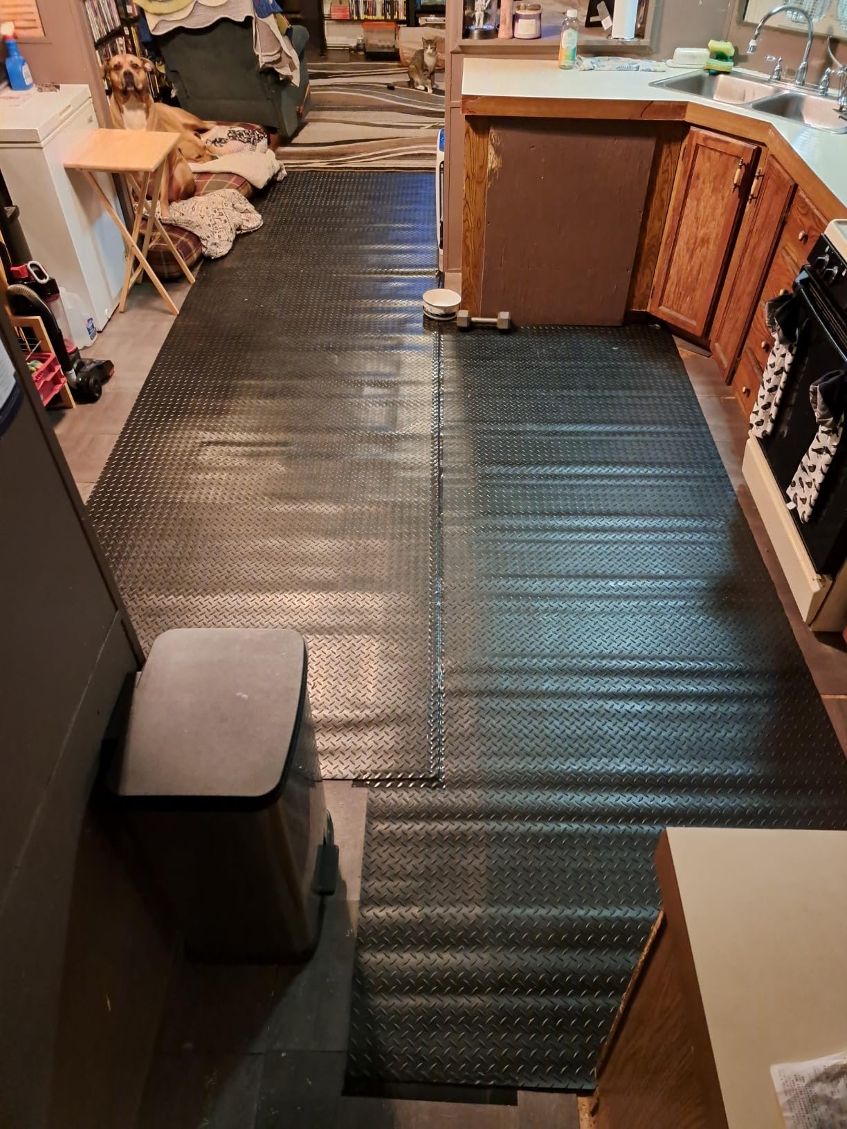 VEVOR Diamond-Plate Rubber Flooring Roll, 3 mm x 4 ft x 6 ft Garage Floor Mat, SBR Rubber Garage Flooring Roll, Easy to Clean, Diamond Plate Rubber Mat for Under Cars, Garage Industry Gym, Black customer photo 2