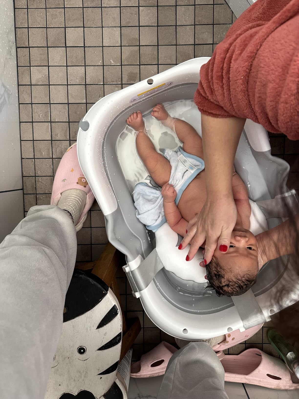 Collapsible Baby Bathtub for Newborn, Foldable Baby Bath Tub with Thermometer & Soft Floating Cushion & Drain Hole, Portable Travel Infant Bath Tubs for Newborns to Toddler 0-36 Months Girl, Pink customer photo 2