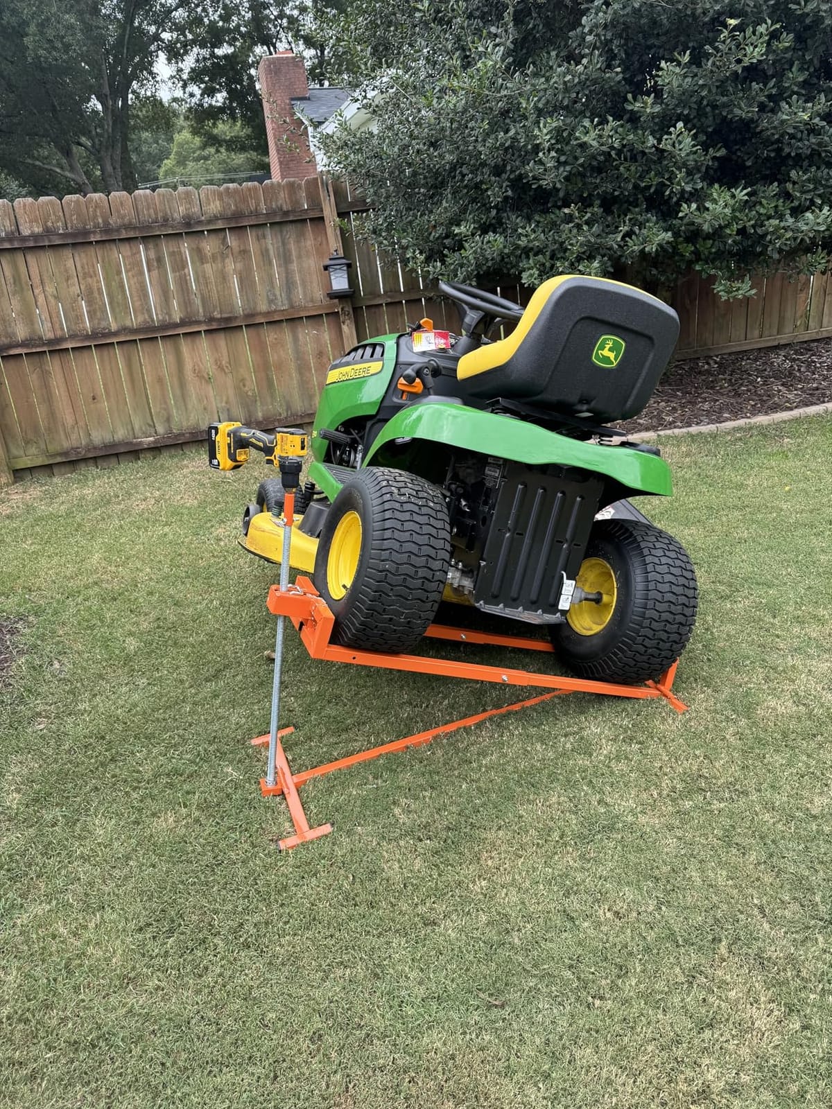 Lawn Mower Lift Jack - Lifting Platform 882 lbs Capacity for Lawn Mowers & GardenTractors with Manual & Power Tool Handles customer photo 2