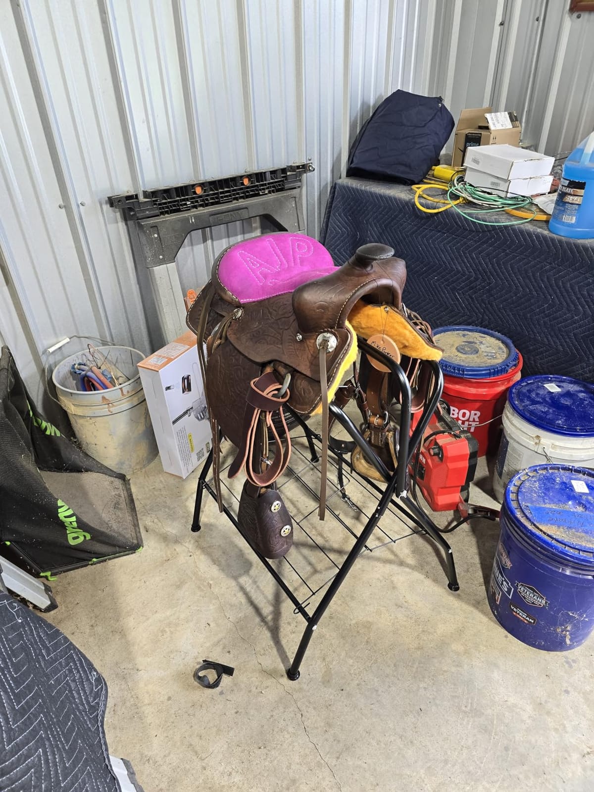 VEVOR Folding Saddle Rack, Freestanding Horse Saddle Stand, Portable Horse Blanket Holder, Heavy Duty Steel Saddle Rack for English & Western Saddles, Tack Storage, 28 x 19 x 37.5 in, Black customer photo 1