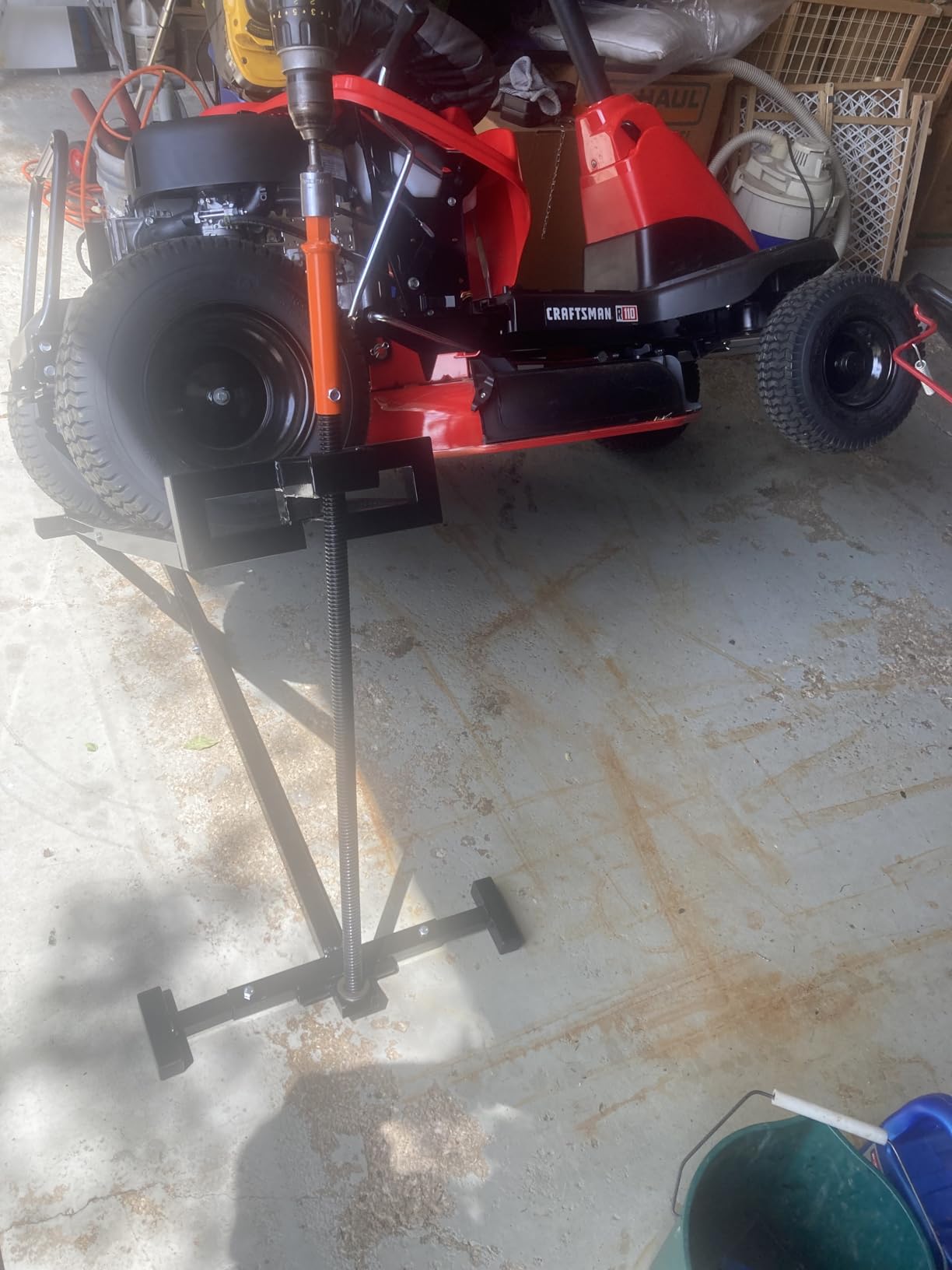 VEVOR Ride on Lawn Mower Lift Jack, 880 Lbs Weight Capacity, Telescopic Maintenance Jack with Crank Handle & Power Tool Handle, Foldable Lawn Tractor Lifter for Lawn Mowers and Garden Tractors, Black customer photo 1