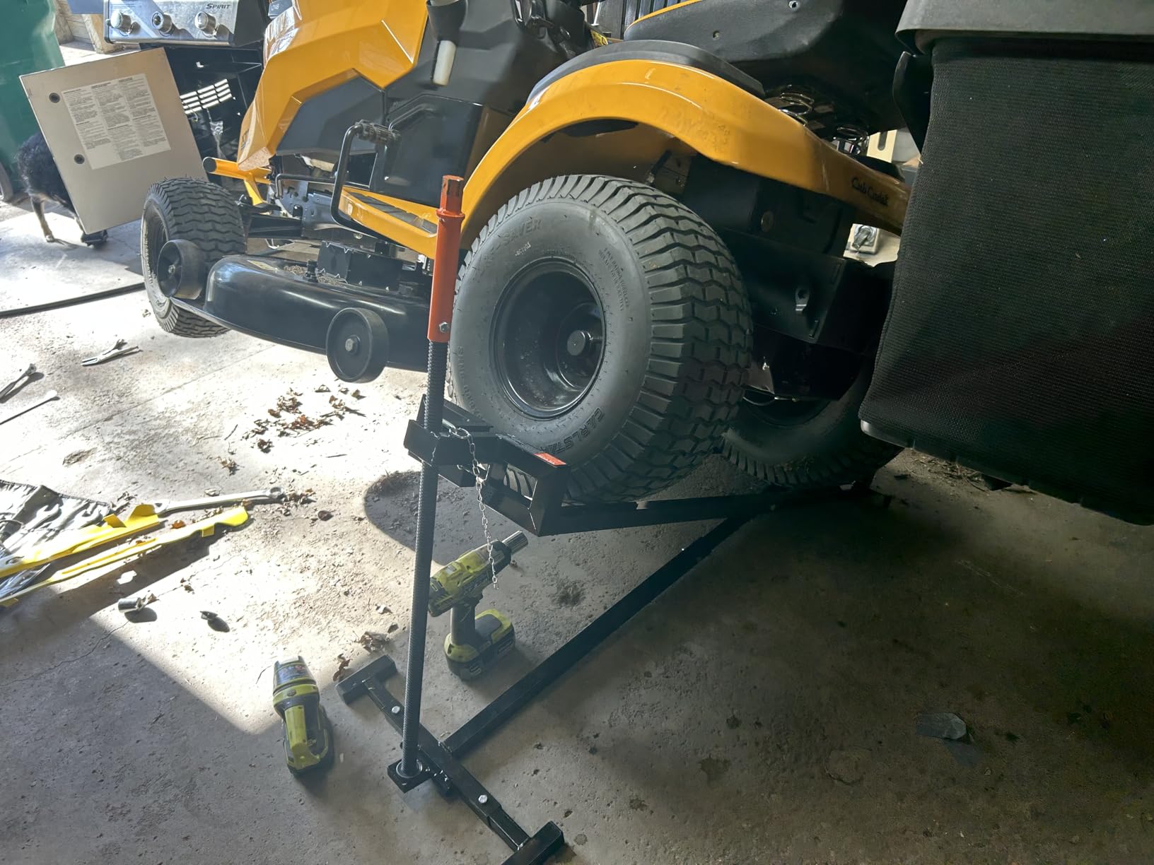 VEVOR Ride on Lawn Mower Lift Jack, 880 Lbs Weight Capacity, Telescopic Maintenance Jack with Crank Handle & Power Tool Handle, Foldable Lawn Tractor Lifter for Lawn Mowers and Garden Tractors, Black customer photo 2
