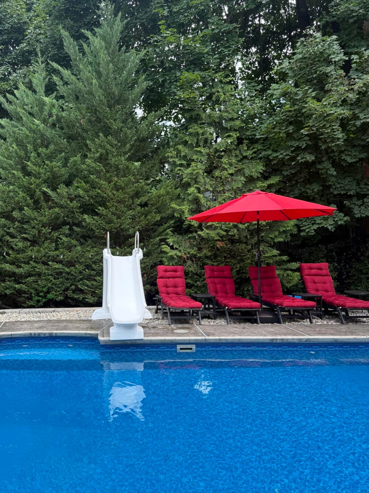 Step2 Vero Pool Slide, Outdoor/Indoor Waterproof Patio Furniture, Non-Slip Steps, Hose Attachment, Made of Durable Plastic, 4 Feet, White customer photo 2