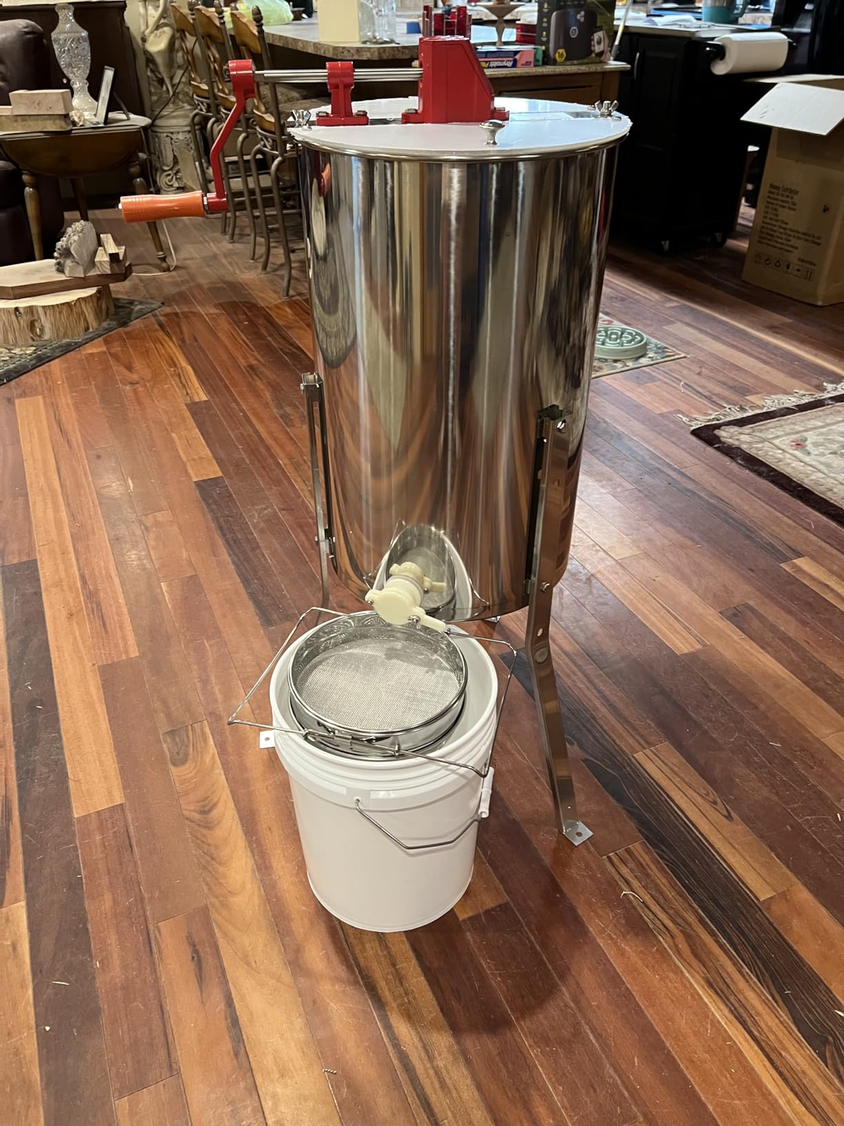 VEVOR Honey Extractor, 2 Frame Manual Honey Extractor with Transparent Lid, Stainless Steel Honeycomb Drum Spinner with Height Adjustable Stand,Honeycomb Extraction Centrifuge Equipment for Beekeeping customer photo 2