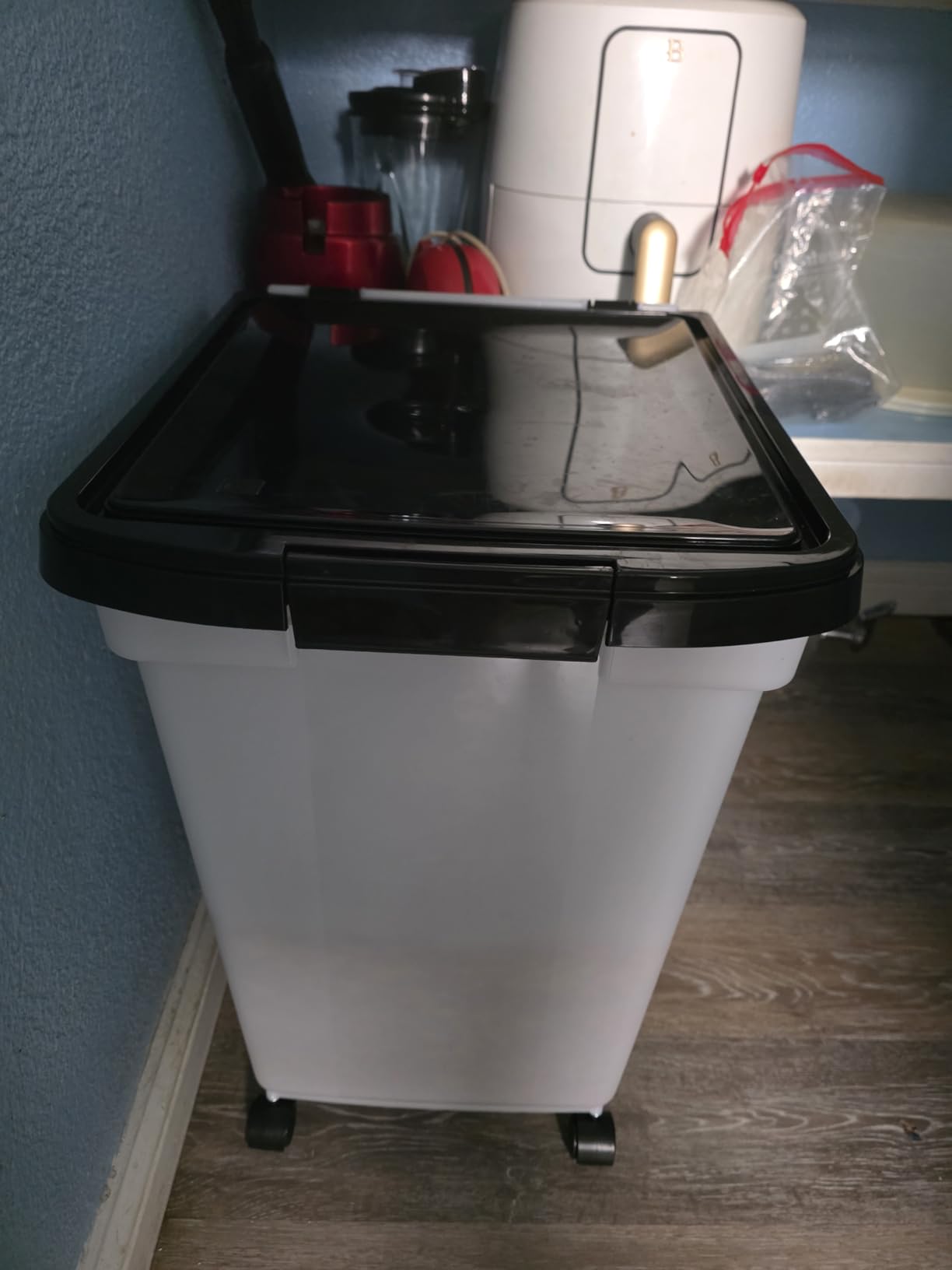 IRIS USA Dog Food Storage Container, Up to 50 lbs, Dark Gray, Made in USA customer photo 2