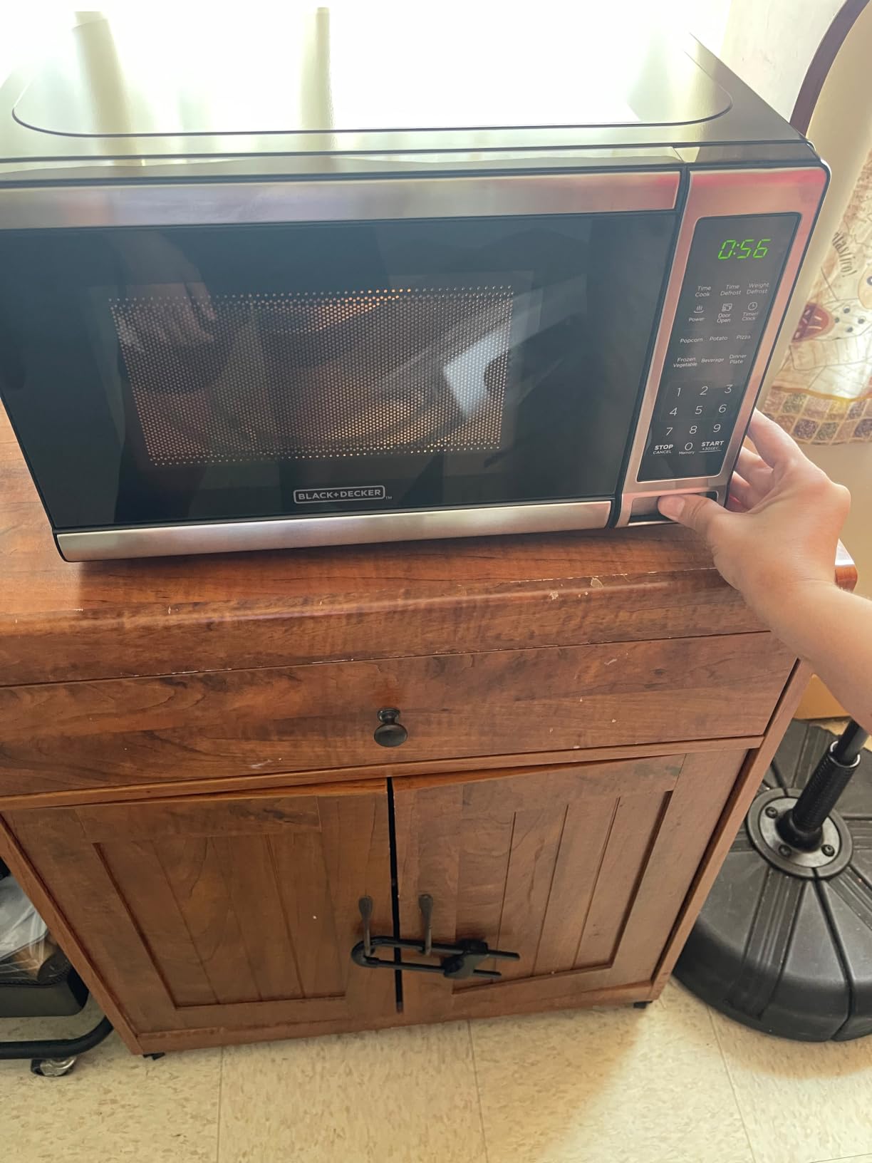 BLACK+DECKER Over-the-Range Microwave Oven with Air Fryer, 1.5 Cu.Ft, 900W customer photo 1