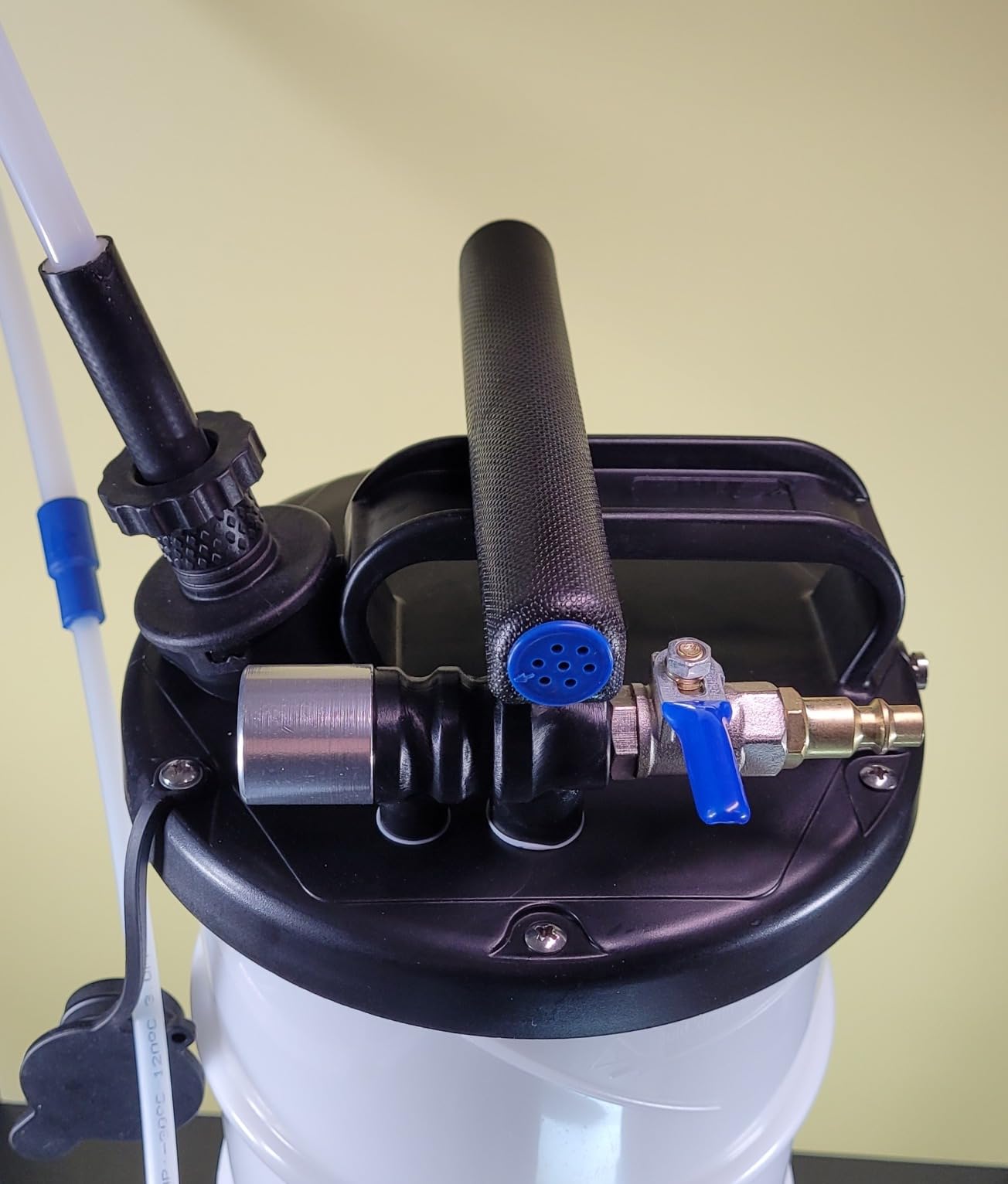 VEVOR Fluid Extractor, 9.5 L Capacity, Pneumatic/Manual Vacuum Oil Extractor Pump with 59 in Long Horse & Three 47 in Extension Tubes, Oil Change Pump with PE Tank for Cars, Lawn Mowers, Boats customer photo 1