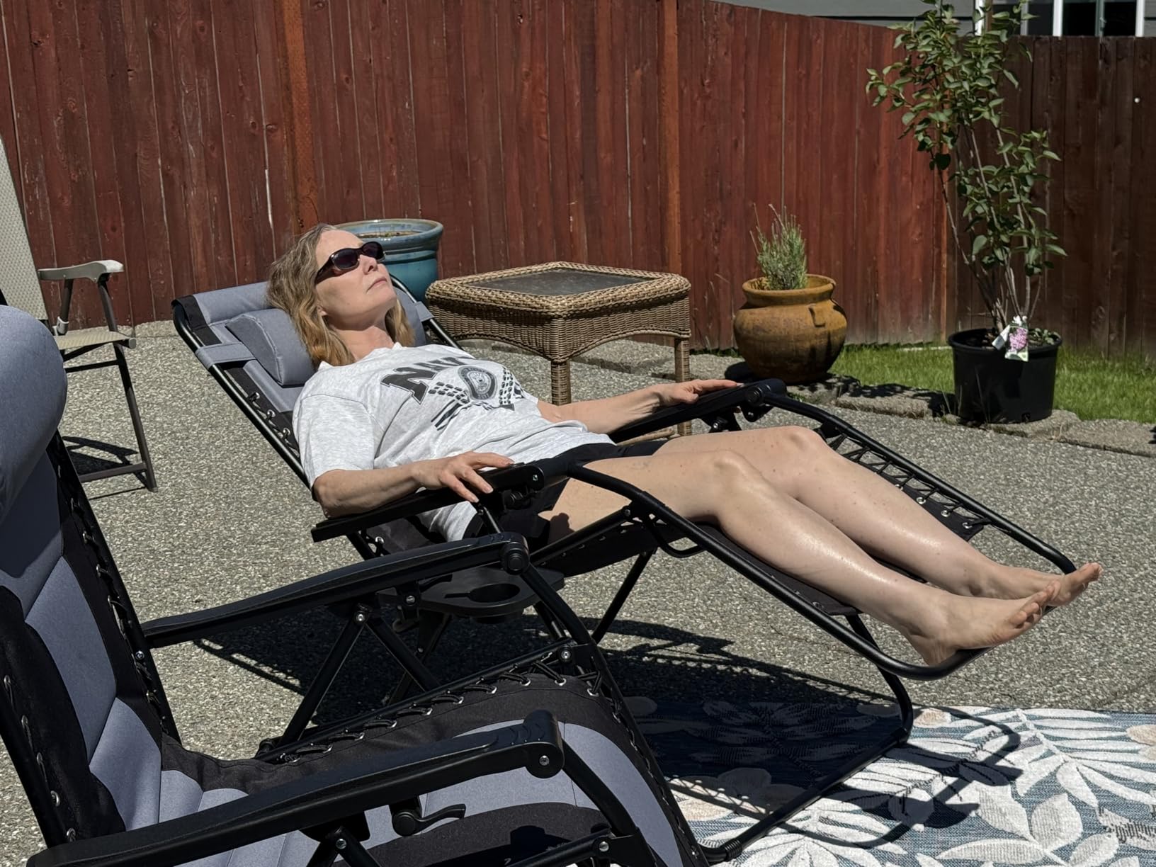 Sweetcrispy Zero Gravity Chairs, Set of 2 Portable Recliner Beach Camping Patio Outdoor Folding Lounge Chair with Cup Holder Trays and Adjustable Pillow for Poolside, Garden, Backyard, Lawn, Khaki customer photo 2