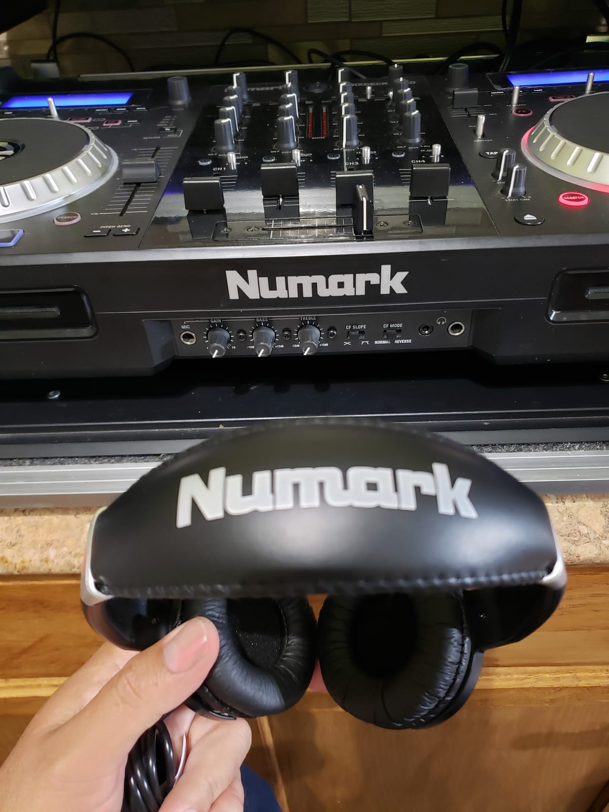 Numark HF125 Closed-Back DJ Headphones customer photo 1