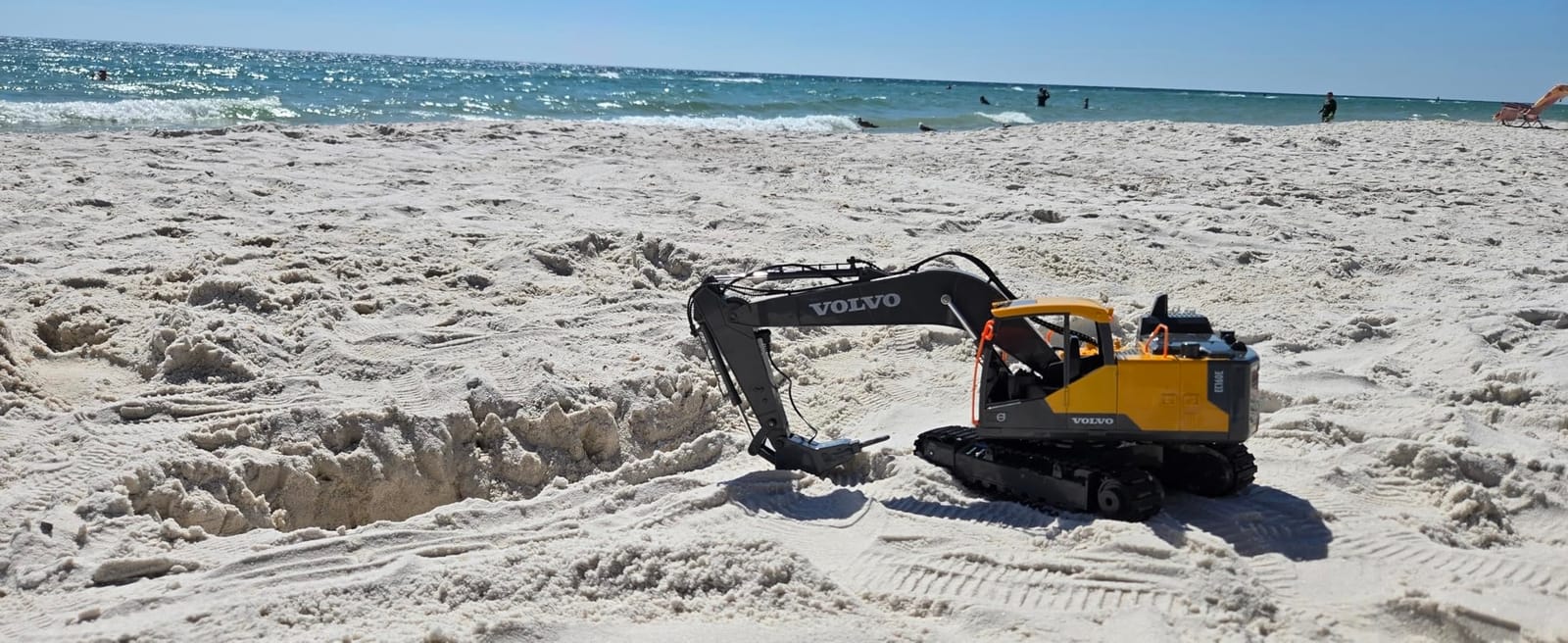 Double E Volvo 1:16 Scale Remote Control Excavator, 17 Channel 3-in-1 Construction Toy with Metal Shovel, Drill, Grab & Lights, 2.4GHz Full Function Digger for Outdoor Sandbox, Gift for Kids & Adults customer photo 1