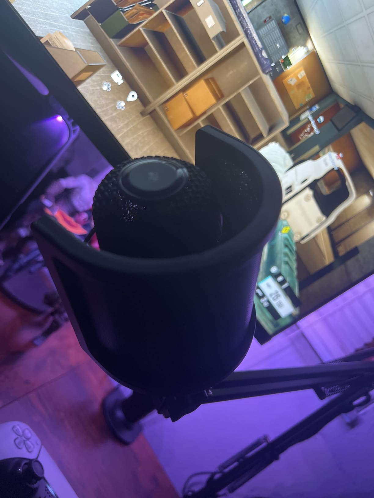 HyperX SoloCast – USB Condenser Gaming Microphone, for PC, PS4, PS5 and Mac, Tap-to-Mute Sensor, Cardioid Polar Pattern, great for Streaming, Podcasts, Twitch, YouTube, Discord,Black customer photo 2