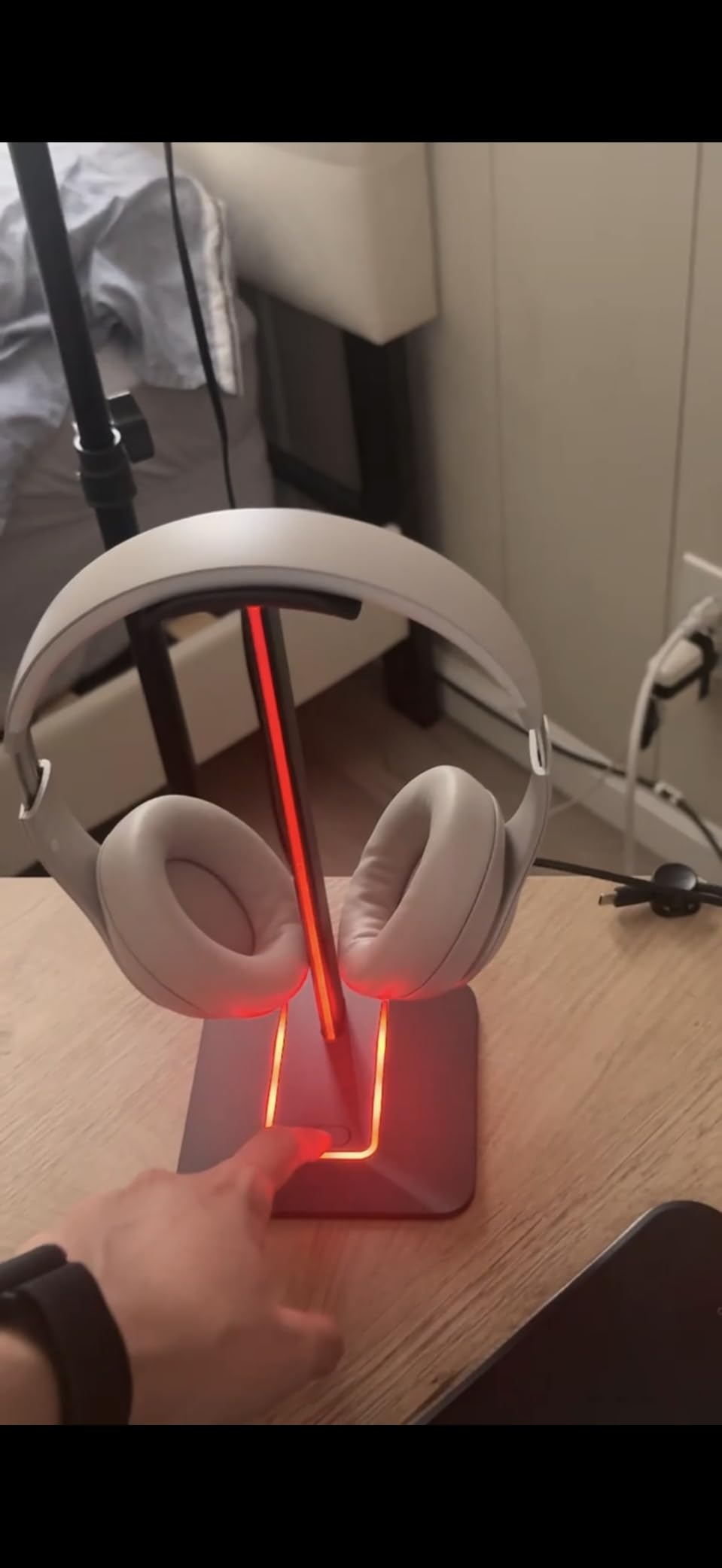 New Bee Headphone Stand with RGB Lighting, Sturdy Aluminum Gaming Headset Holder with USB-C & USB Charging Ports, Stable Desktop Earphone Stand for All Headphones Size, Black customer photo 1