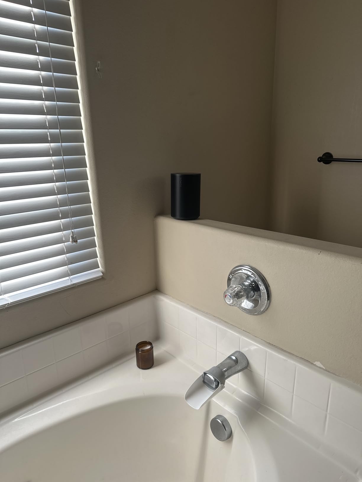 Sonos Era 100 - White - Wireless, Alexa Enabled Smart Speaker customer photo 1