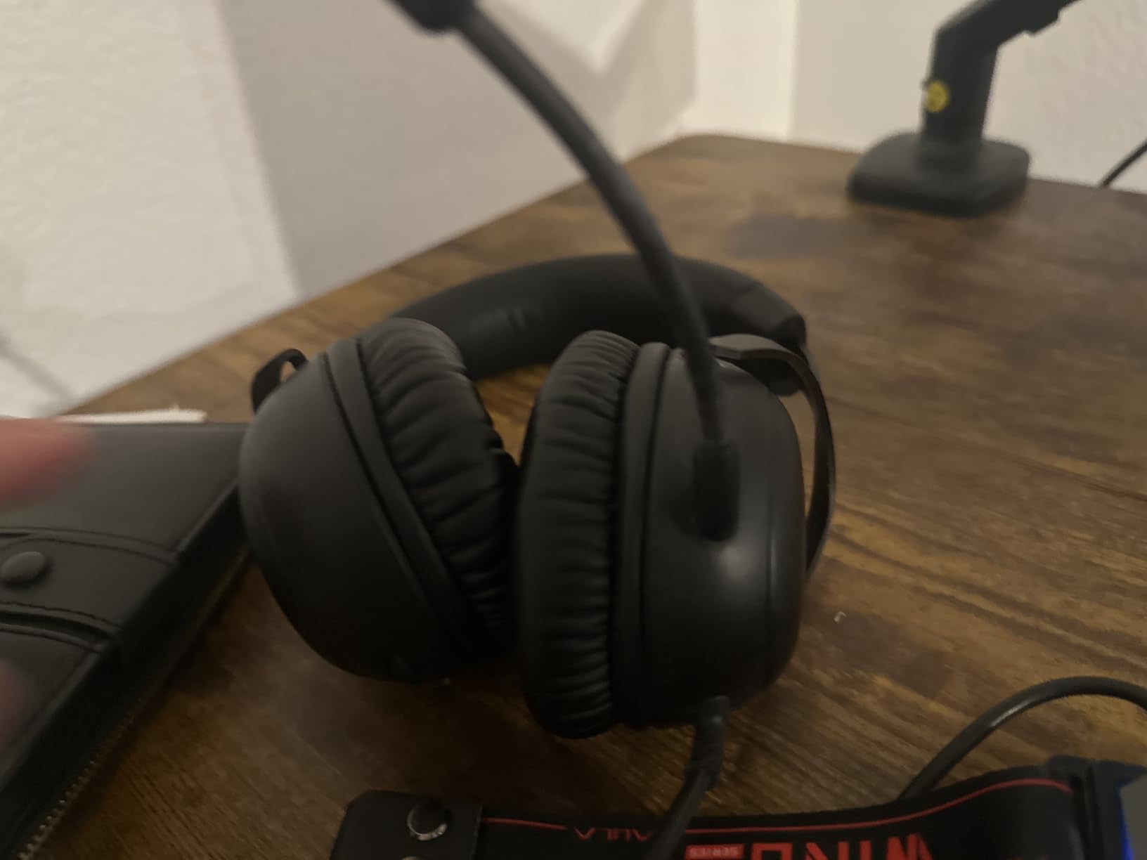 HyperX Cloud III – Wired Gaming Headset, PC, PS5, Xbox Series X|S, Angled 53mm Drivers, Spatial Audio, Memory Foam, Durable Frame, Ultra-Clear 10mm Mic, USB-C, USB-A, 3.5mm – Black/Red customer photo 1