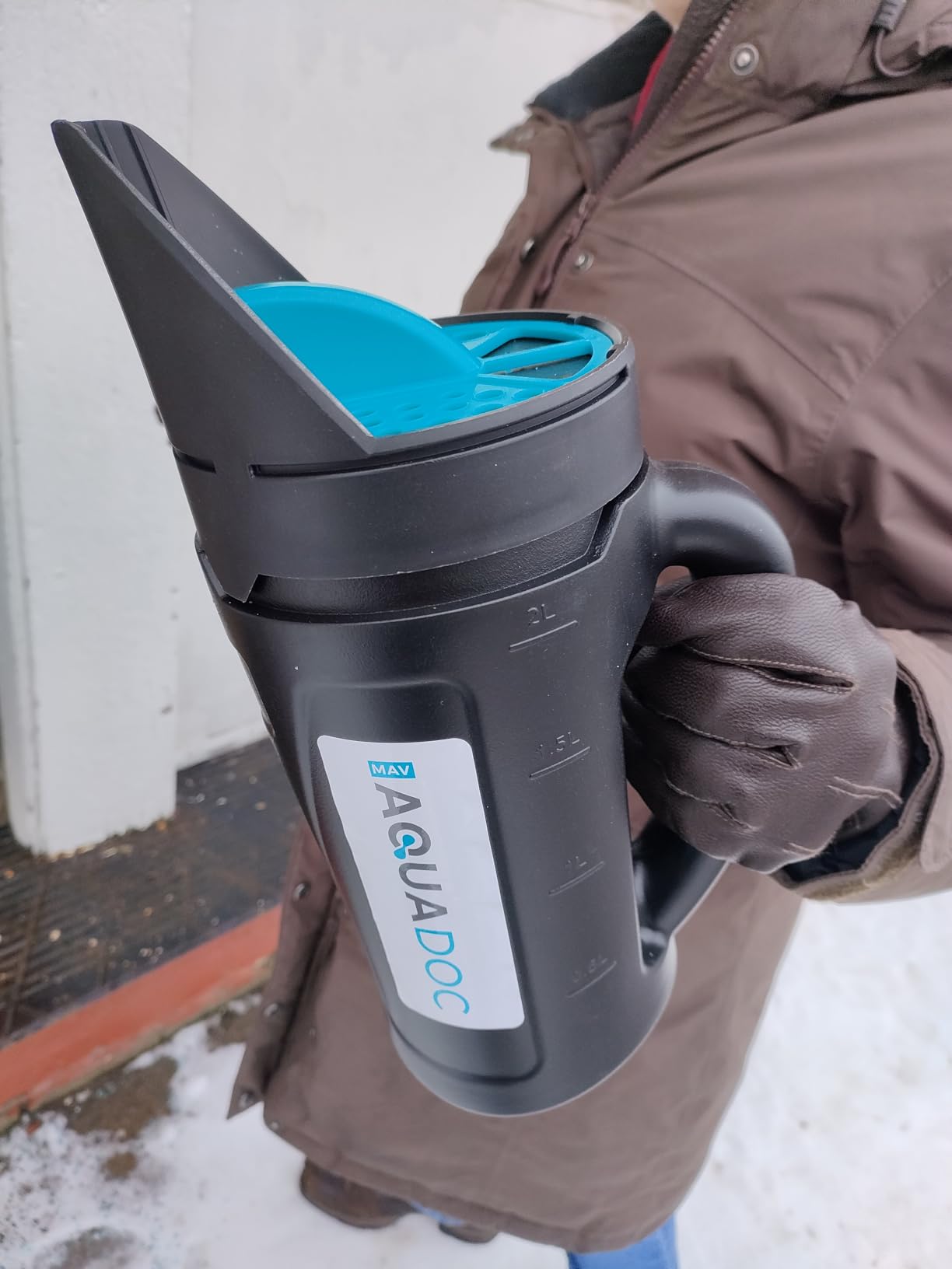 AquaDoc Handheld Salt Spreader for Snow Melt, Fertilizer, Lawns - 2.5L customer photo 2