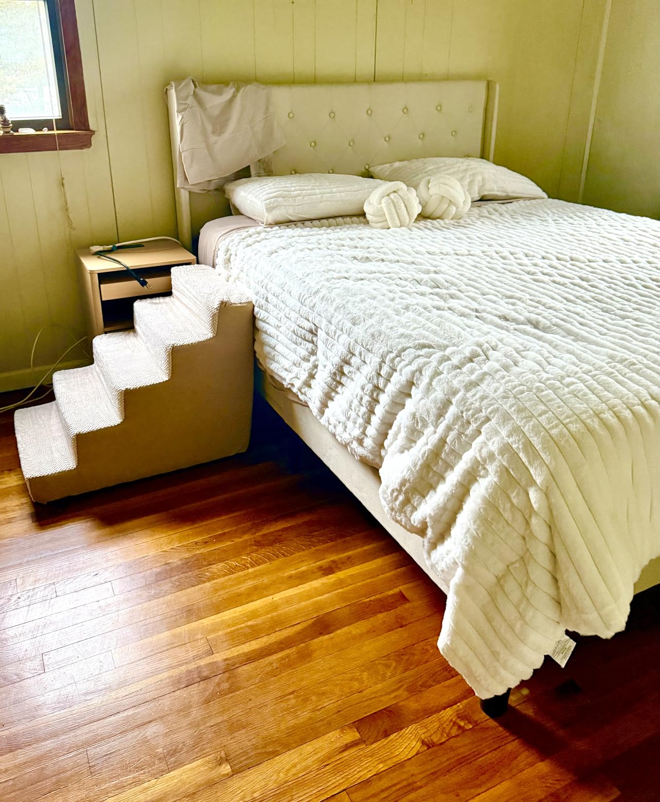 Feonase King Size Bed Frame with Wingback Tufted Headboard, Upholstered Platform Bed Frame with Heavy Duty Wooden Slats Support, Noise-Free, No Box Spring Needed, Easy Assembly, Black customer photo 2