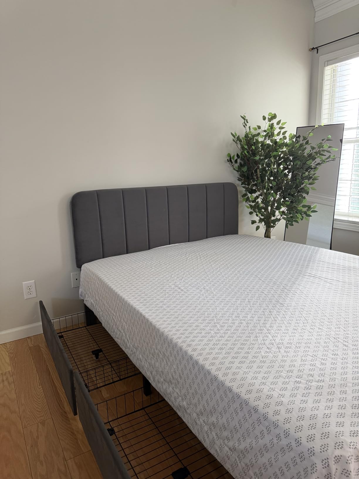 VECELO Twin Size Upholstered Bed Frame with Drawer and Headboard, Velvet Platform Storage Bedframe, Wooden Slats Support, No Box Spring Needed, White customer photo 2