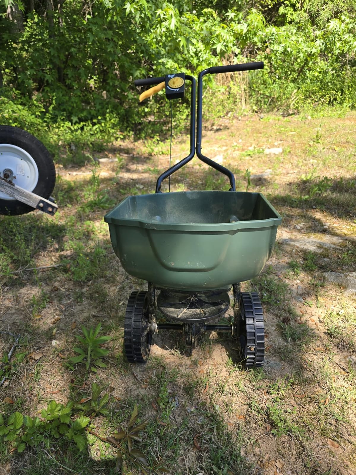 Amazon Basics Fertilizer Spreader for Lawn, Evenly Spreading, Multi-Gear System, Covers 5000 Square Feet per Load, 33 Pounds, 0.53 Cubic Feet, All Season, 1-Pack customer photo 2