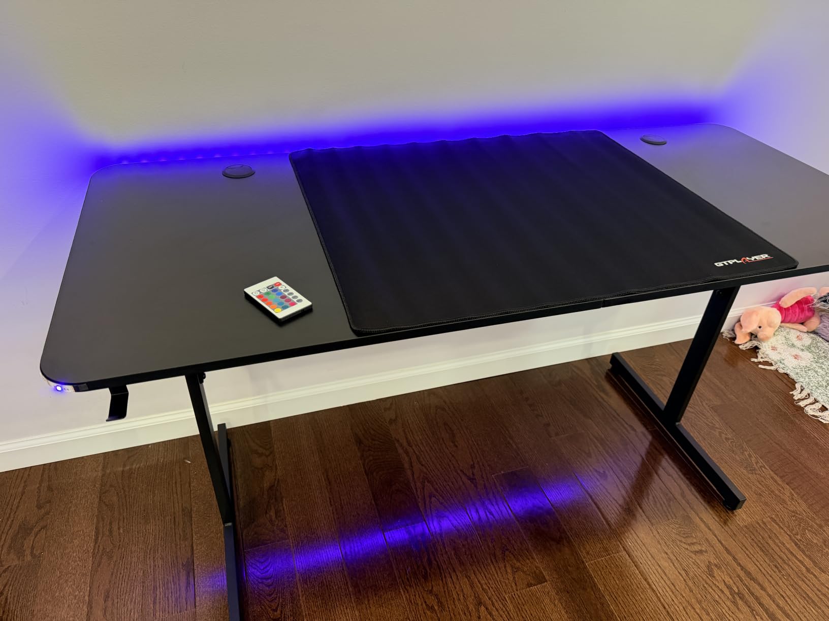 GTPLAYER Gaming Desk 55 Inch with LED Lights, Large Computer Desk with Mouse Pad for Home Office, T-Shaped Carbon Fibre Surface PC Game Workstations with Headphone Hook customer photo 1
