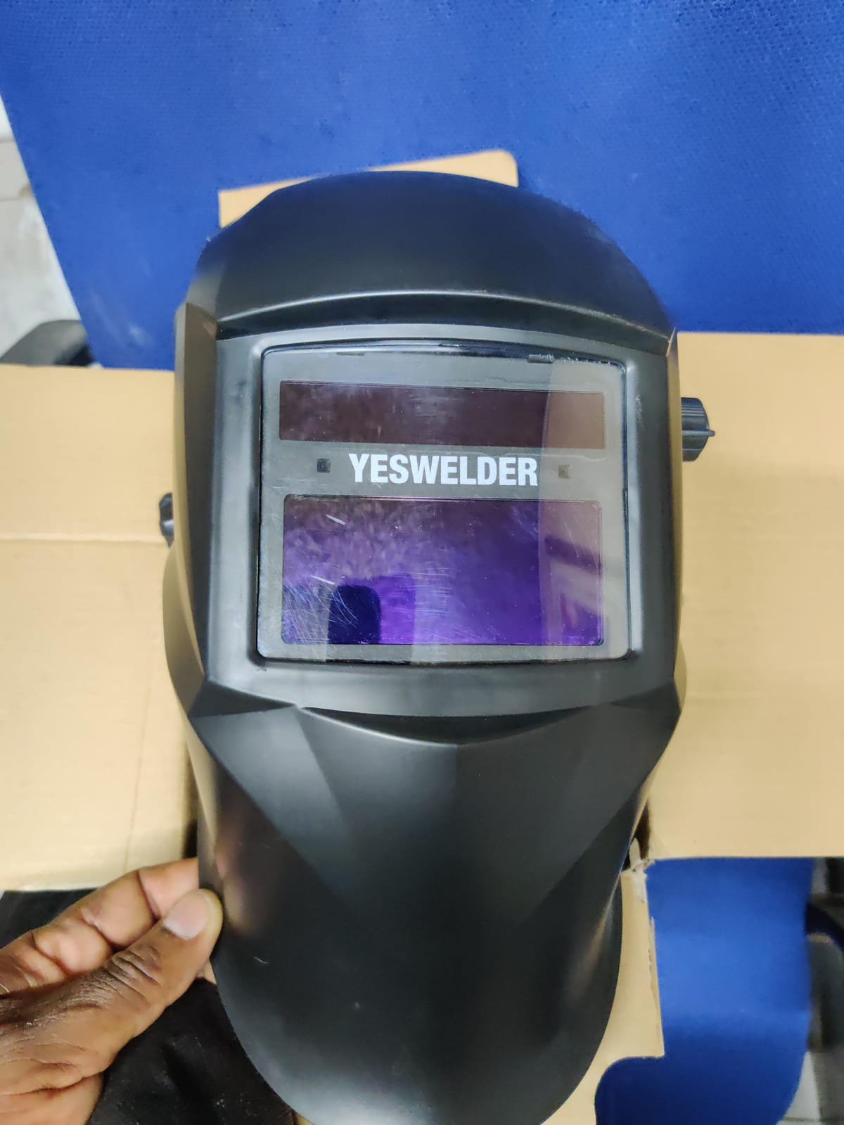 YESWELDER Auto-Shade Welding Helmet, Internal Digital Control, 180° View customer photo 2