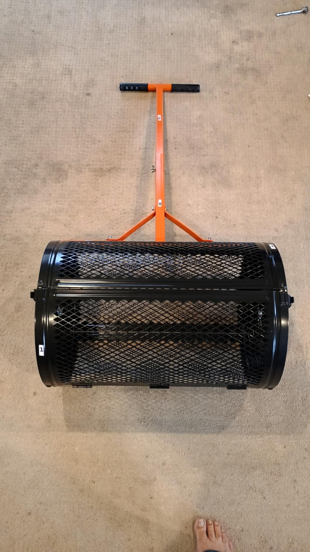 VEVOR Broadcast Spreader 100 lbs Capacity Walk-Behind Push Spreader Black | For Lawn Garden, 0-9.8 ft Spreading Width, 13 in All Terrain Pneumatic Tires, Hopper Grate for Seed Fertilizer Salt Ice Melt customer photo 2